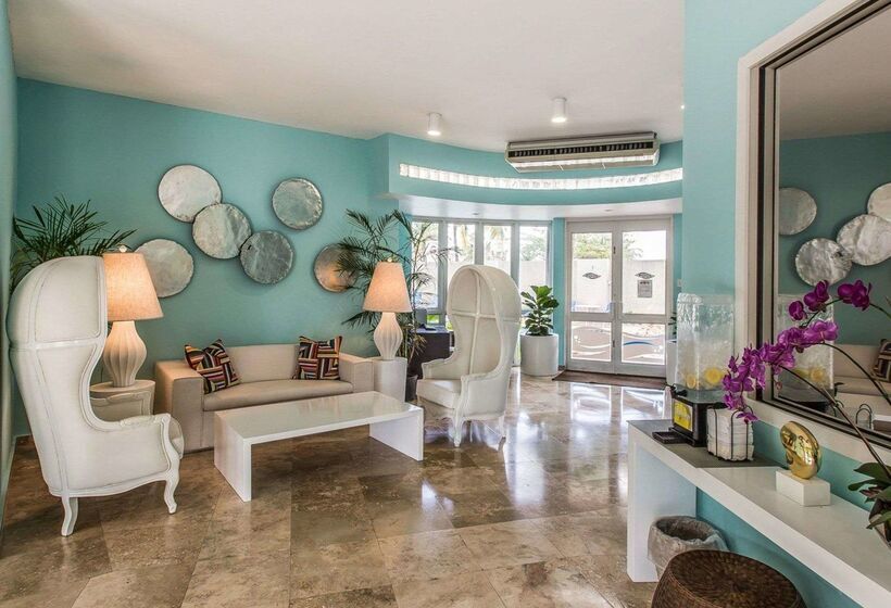 هتل Comfort Inn & Suites