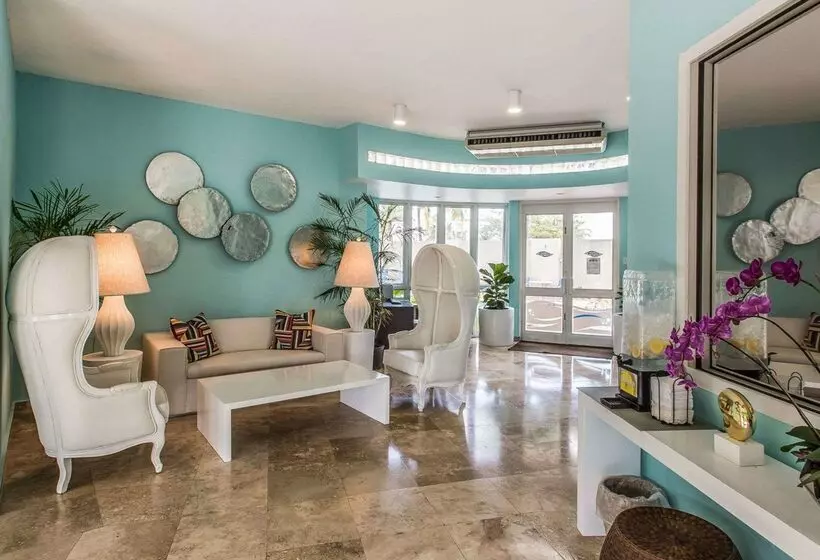 هتل Comfort Inn & Suites