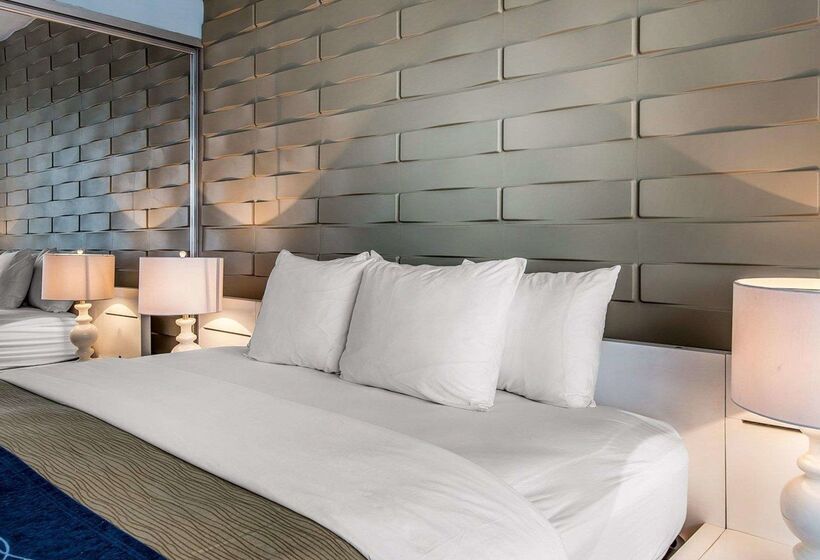 هتل Comfort Inn & Suites