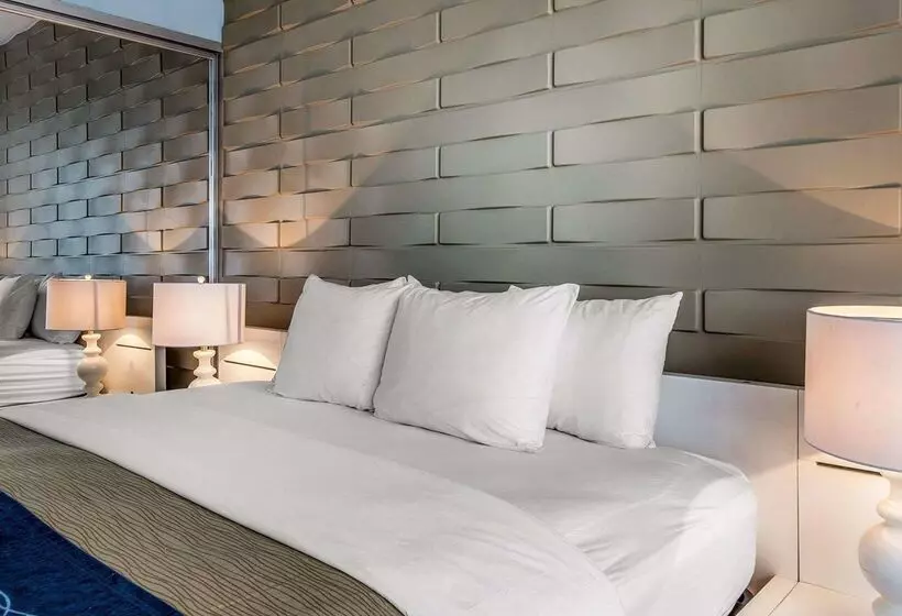 هتل Comfort Inn & Suites