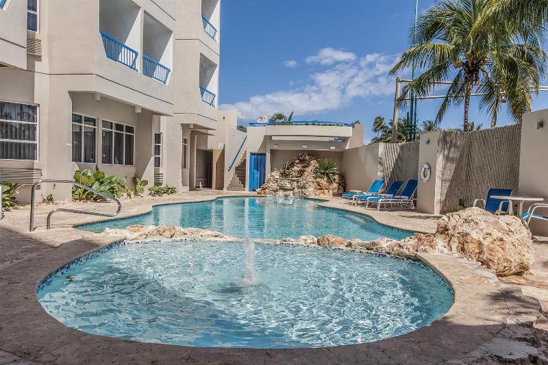 هتل Comfort Inn & Suites