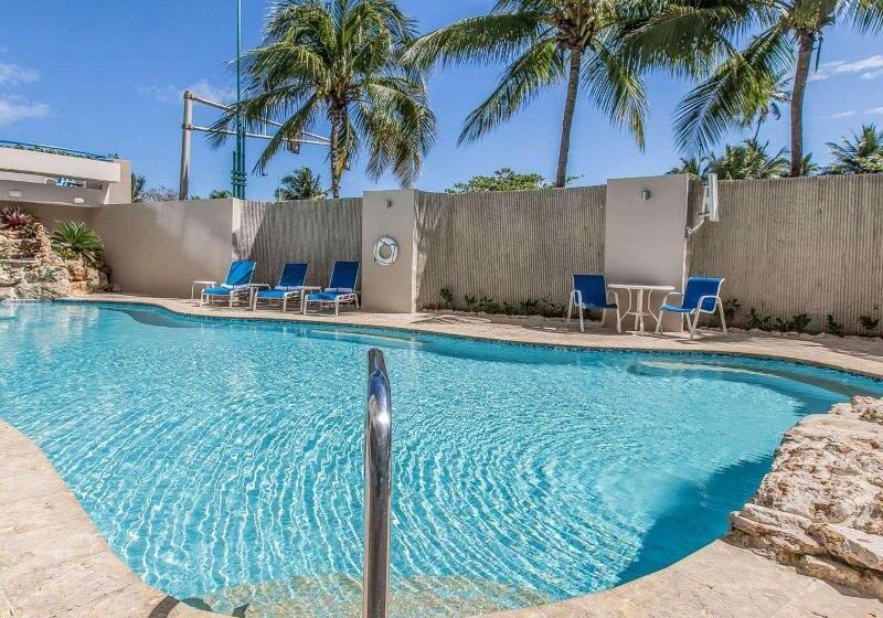 هتل Comfort Inn & Suites