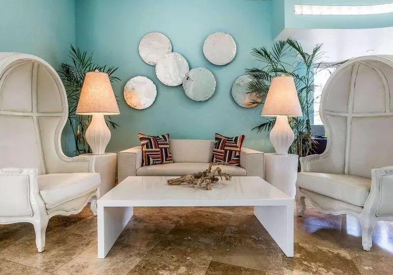 هتل Comfort Inn & Suites