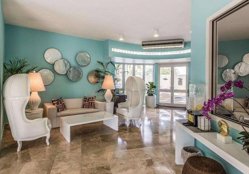 هتل Comfort Inn & Suites