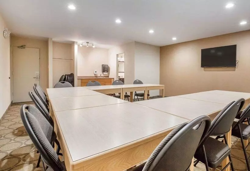 Отель Econo Lodge