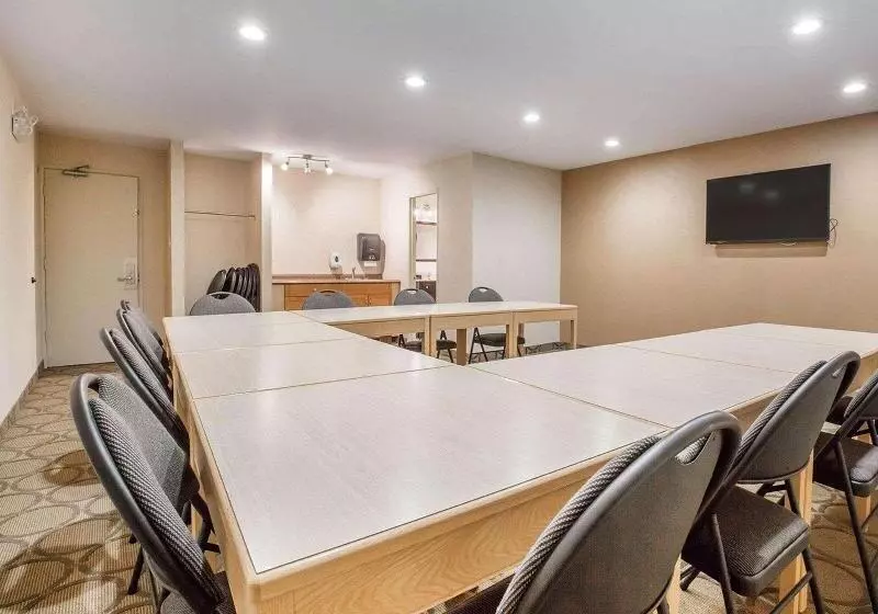 Отель Econo Lodge