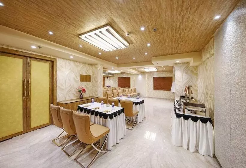 ホテル Narayani Enclave