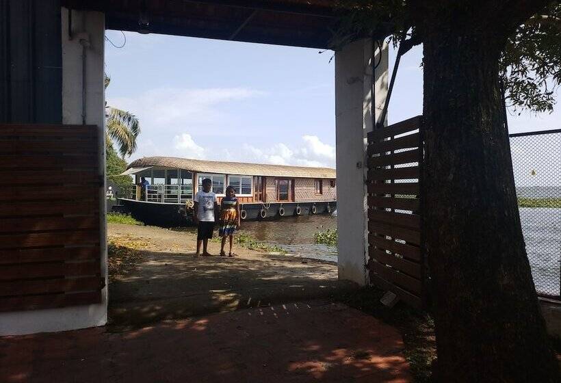 호텔 Saro Lake County