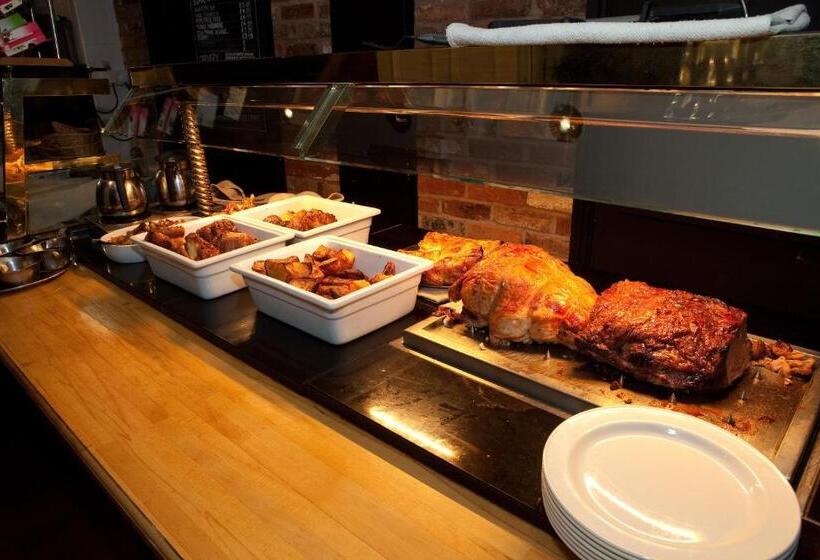 בית מלון כפרי The Greyhound Coaching Inn