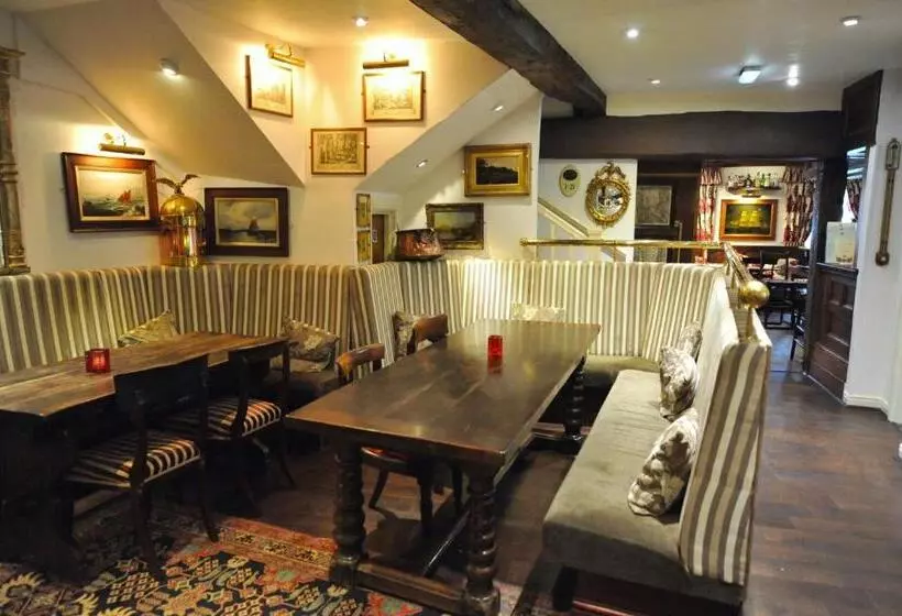 Hotelli The Greyhound Coaching Inn