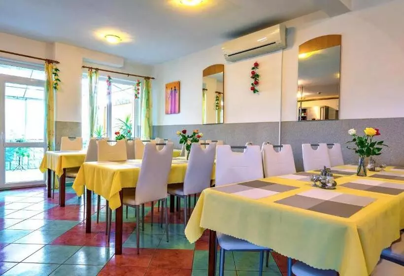 Majatalo Penzión Quatro Ii 250m Od Kúpaliska