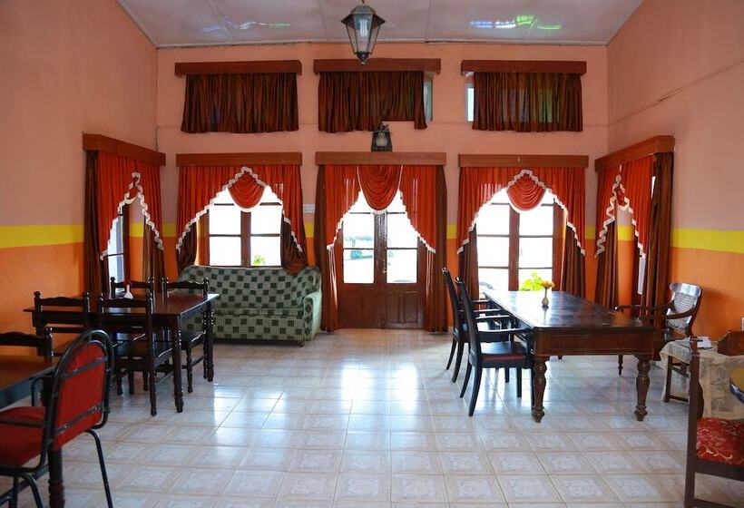 בית מלון כפרי Cliff Club Resort