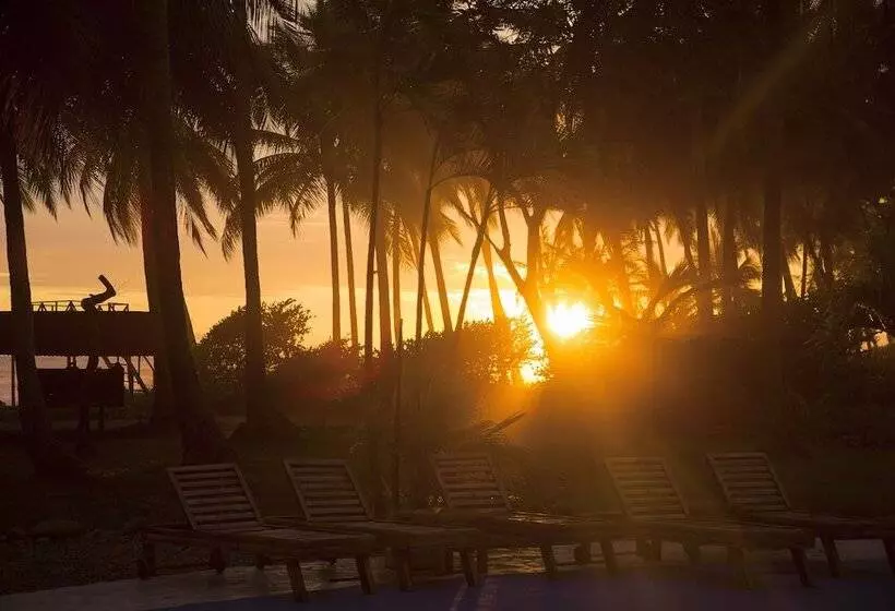 Отель Clandestino Beach