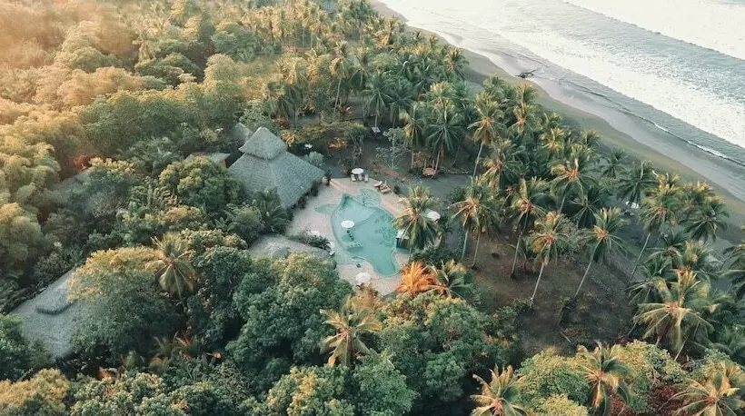 Отель Clandestino Beach