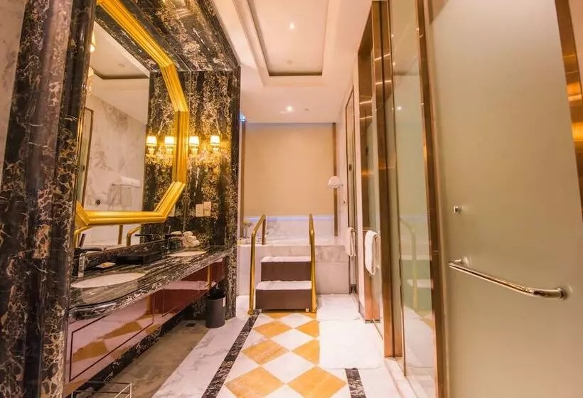 Отель Sheraton Zhenjiang