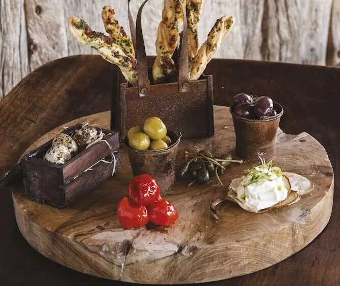 Tuningi Safari Lodge