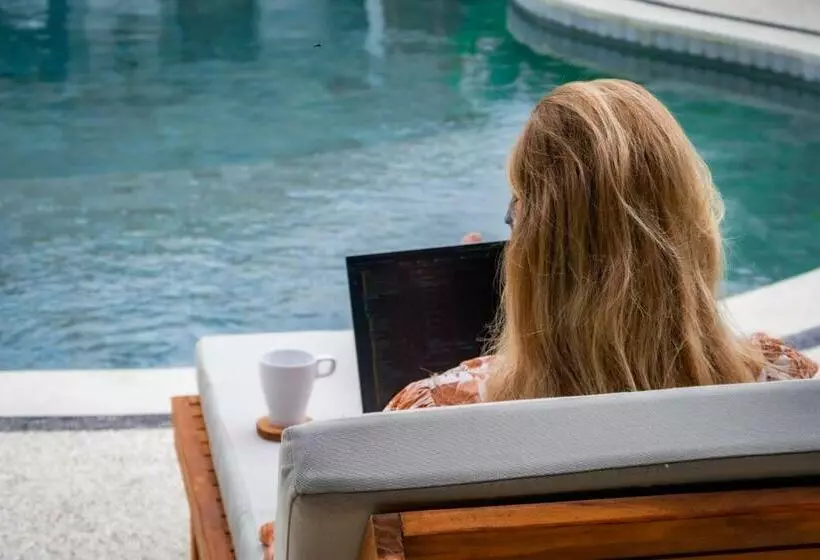 ホテル Driftwood Lombok