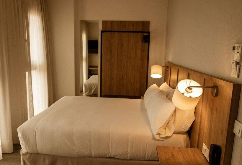 هتل Petit Palace Vargas