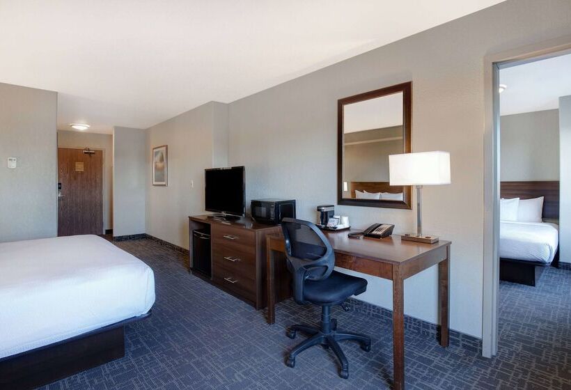 هتل Days Inn & Suites By Wyndham Yorkton