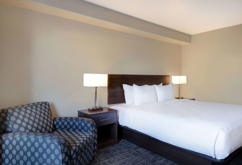 هتل Days Inn & Suites By Wyndham Yorkton