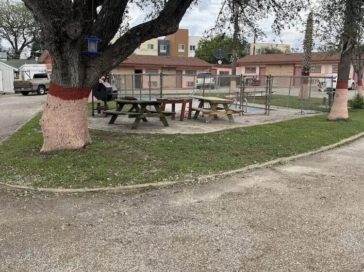 Hotelli Wildflower Inn & Rv Park