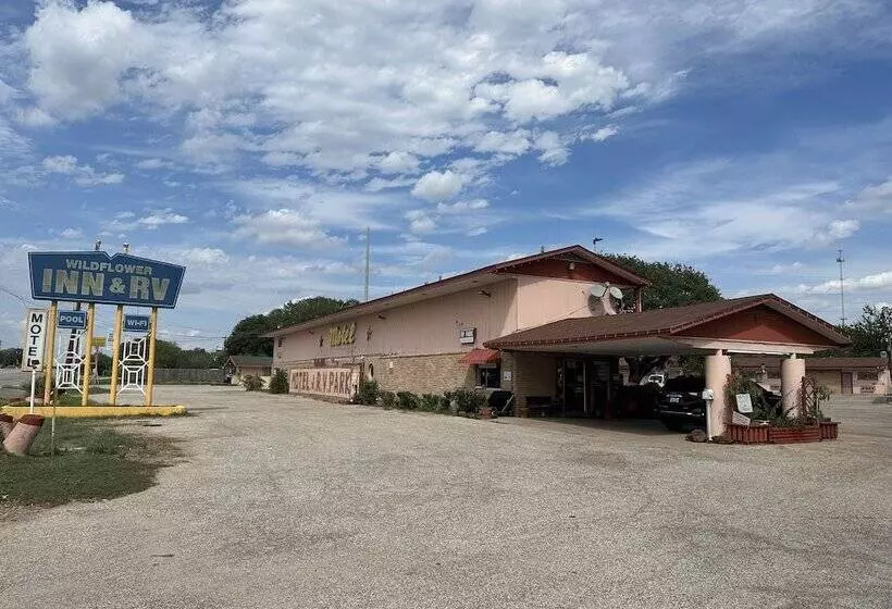 Hotelli Wildflower Inn & Rv Park