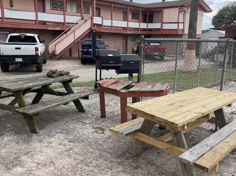 Hotelli Wildflower Inn & Rv Park