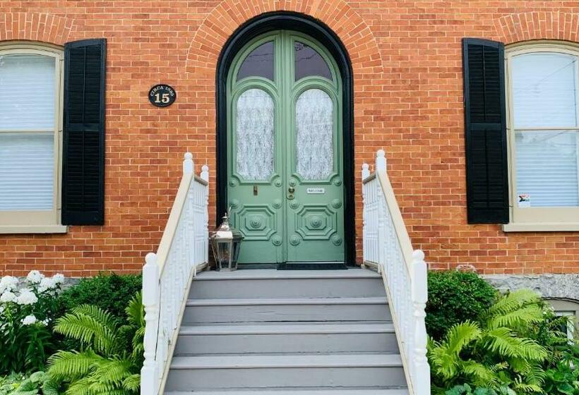 Panzió The 1885 Suites