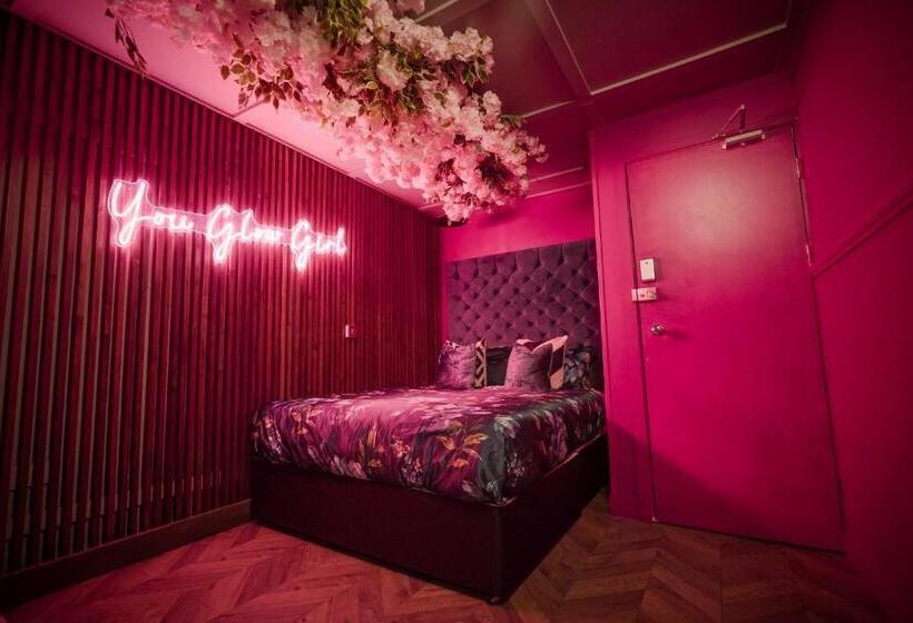 The Ultimate Hen Suite With Bar & Makeup Room