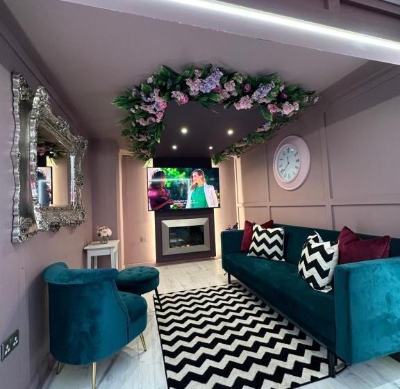 The Ultimate Hen Suite With Bar & Makeup Room