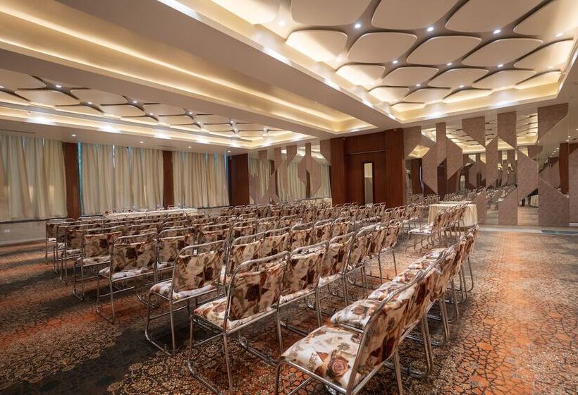 Отель Makhan Vihar