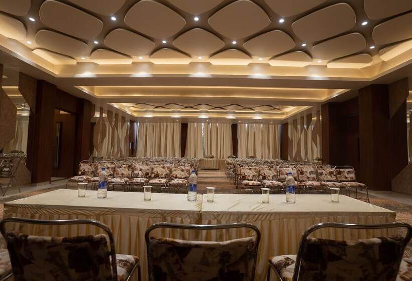 Отель Makhan Vihar