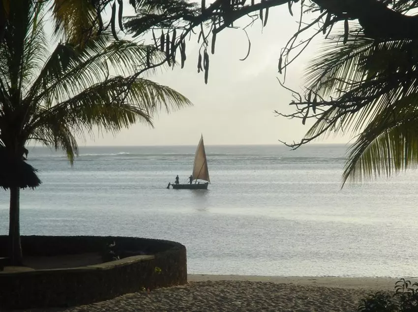 هتل Driftwood Beach Club
