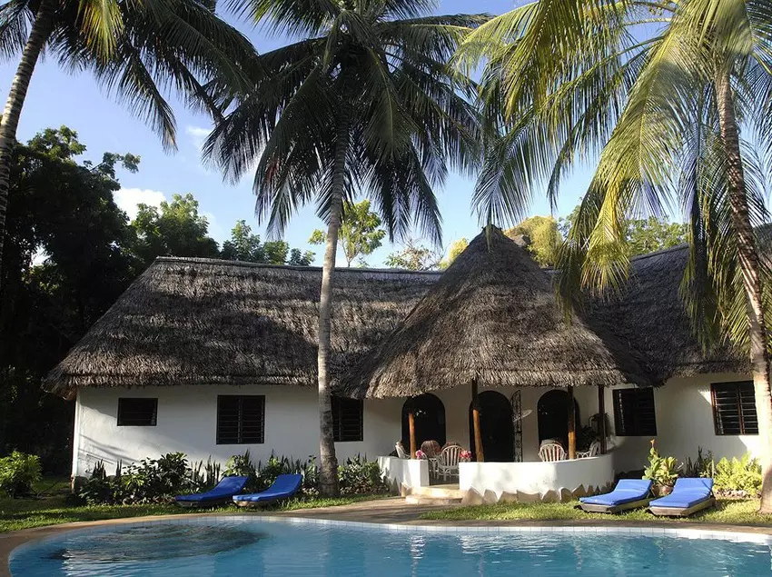 هتل Driftwood Beach Club
