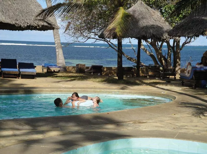 هتل Driftwood Beach Club