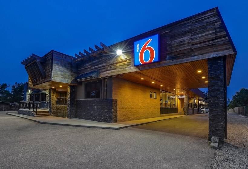 Motel 6 Brooks Ab