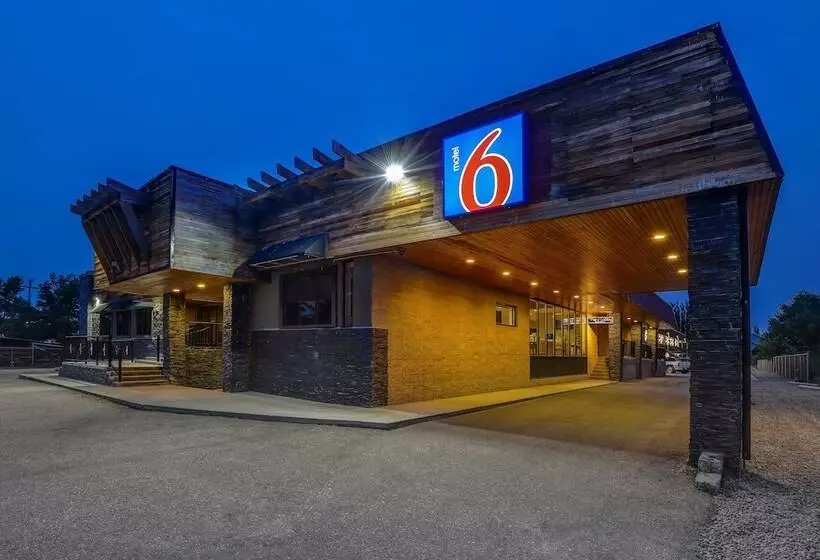 Motel 6 Brooks Ab