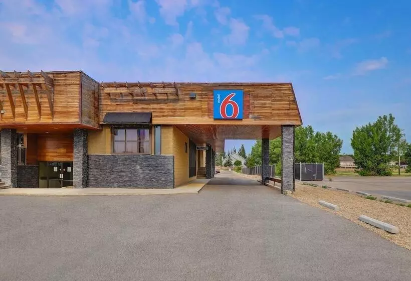 Motel 6 Brooks Ab
