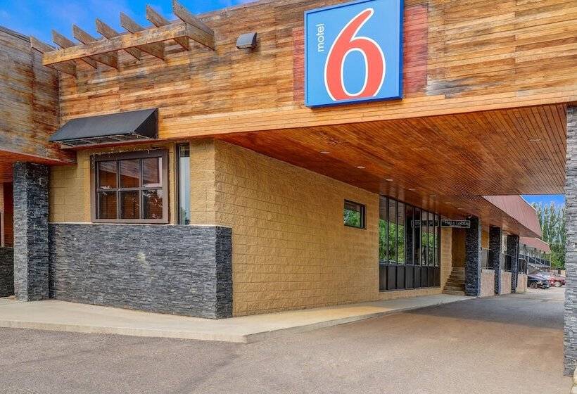 Motel 6 Brooks Ab