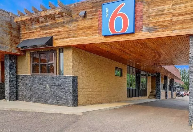 Motel 6 Brooks Ab
