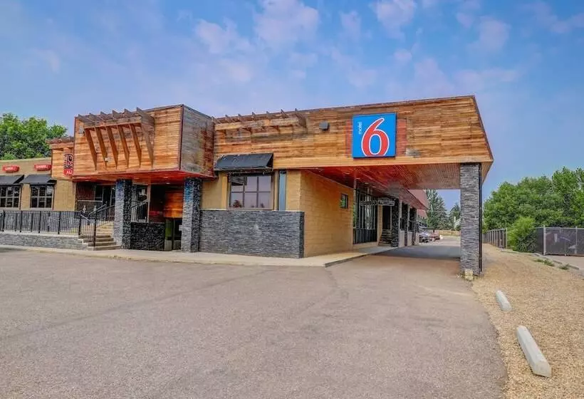 Motel 6 Brooks Ab