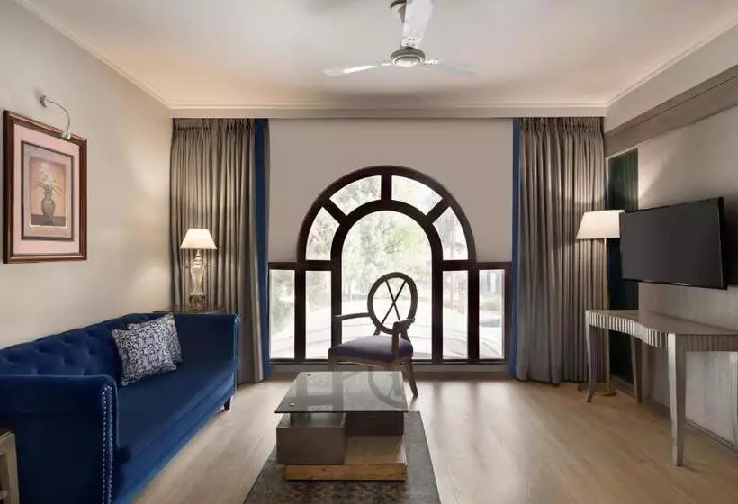 Отель Ramada By Wyndham Mussoorie Mall Road