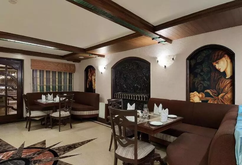 Отель Ramada By Wyndham Mussoorie Mall Road