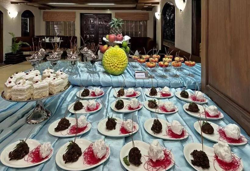 Отель Ramada By Wyndham Mussoorie Mall Road