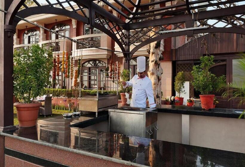 فندق Ramada By Wyndham Mussoorie Mall Road