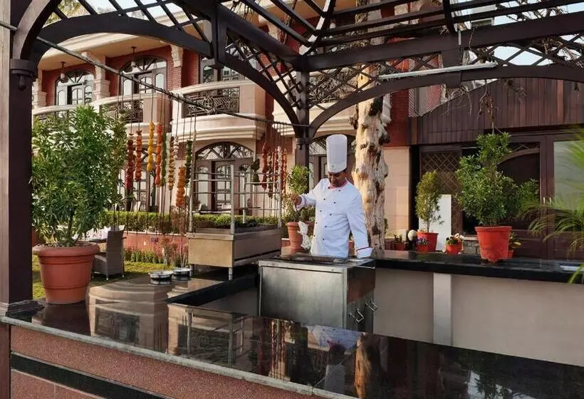 Отель Ramada By Wyndham Mussoorie Mall Road