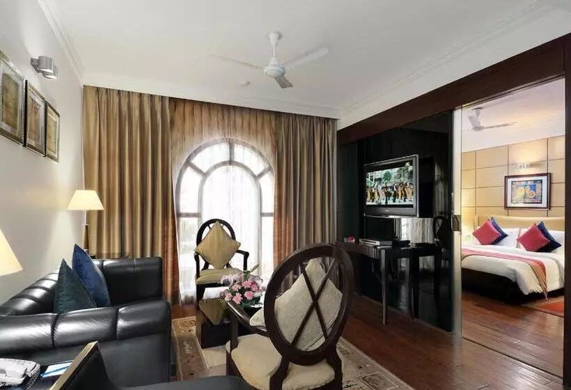 Отель Ramada By Wyndham Mussoorie Mall Road