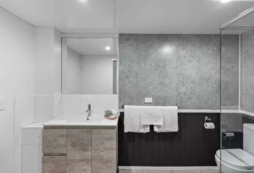 Montego Mermaid Beach Motel