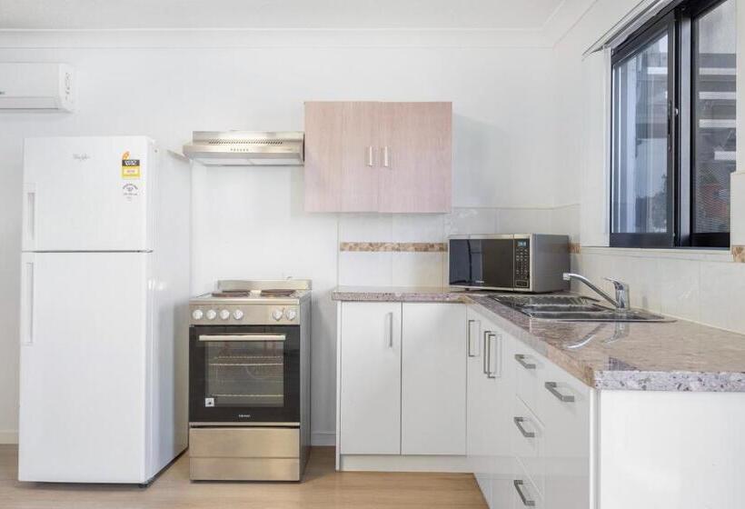 Montego Mermaid Beach Motel