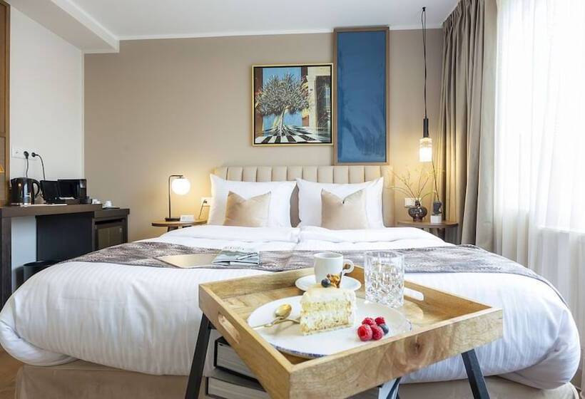 Delphi Hotel & Restaurant